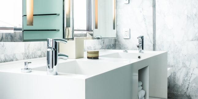 Cozinha moderna com bancada de porcelanato